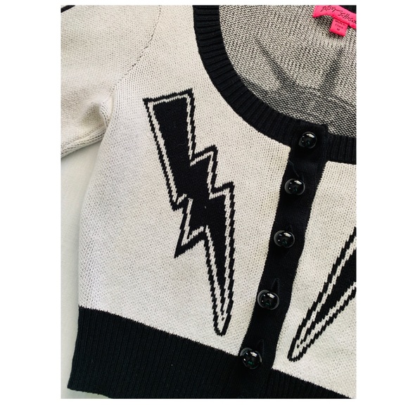 Betsey Johnson Sweaters - Betsey Johnson Queen Of New York Cropped Cardigan.